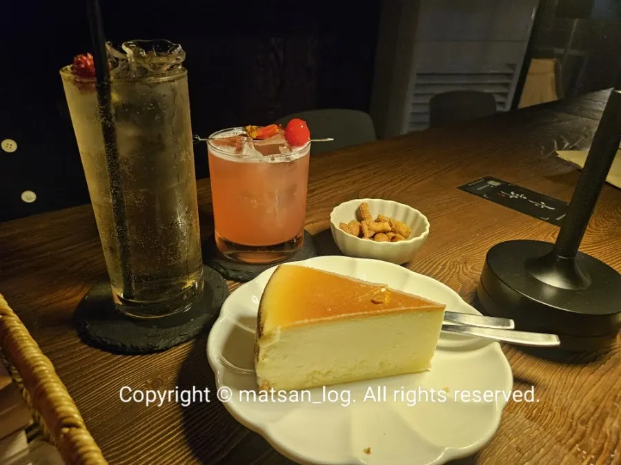 Full table view with cocktails and snacks together