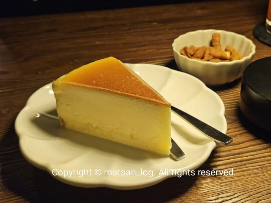 Basic cracker snacks served at the table