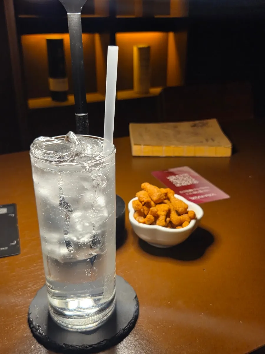 피치하이볼과 기본안주 닭다리 과자