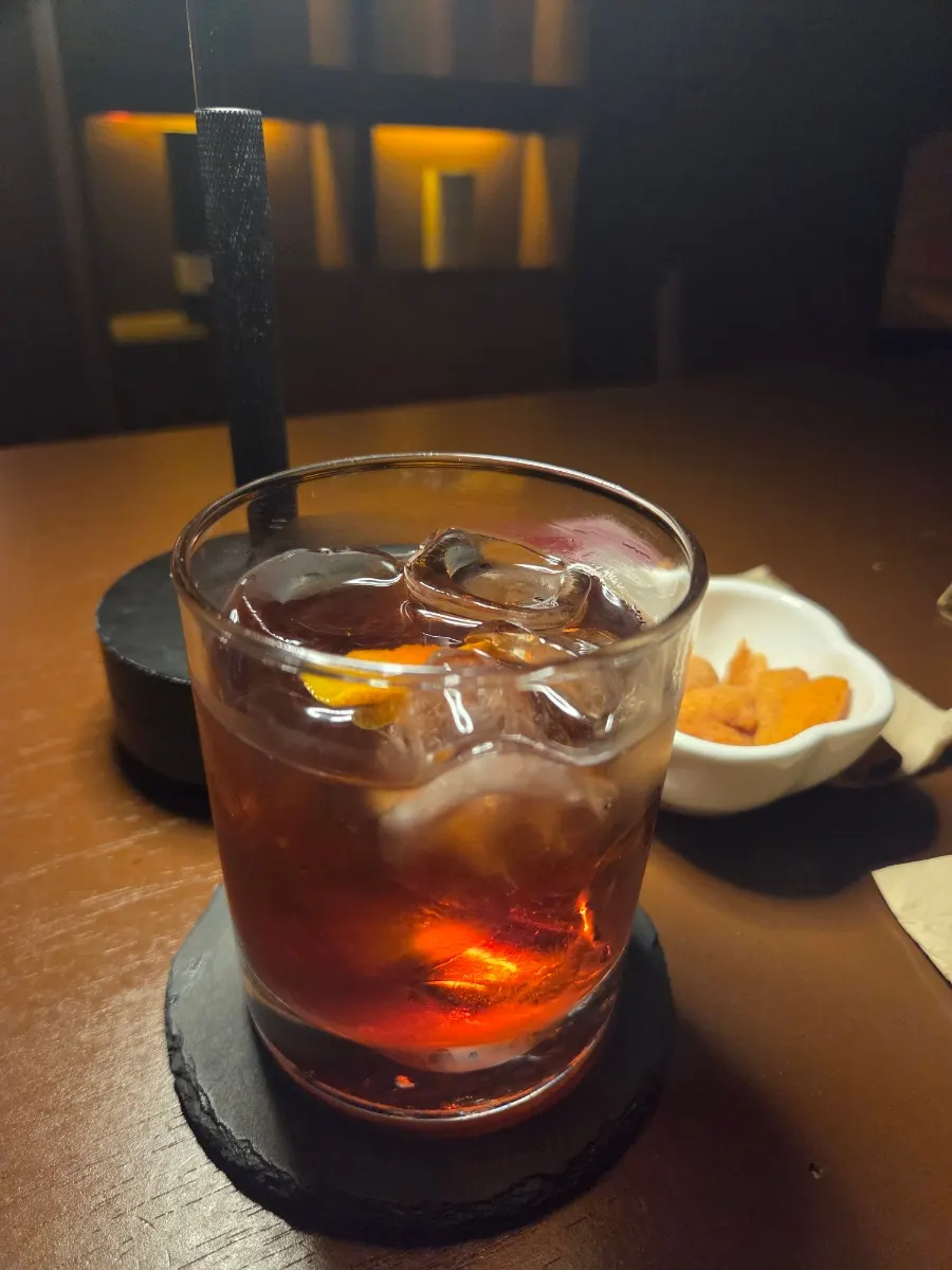 오렌지를 올린 네그로니 한 잔
