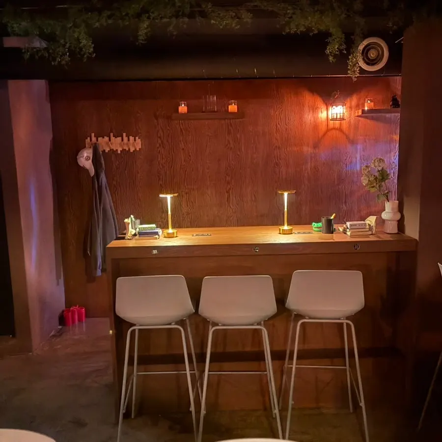 Cozy interior space of the solo drinking bar