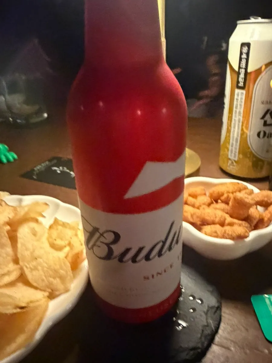 칵테일과 맥주를 함께 놓은 테이블
