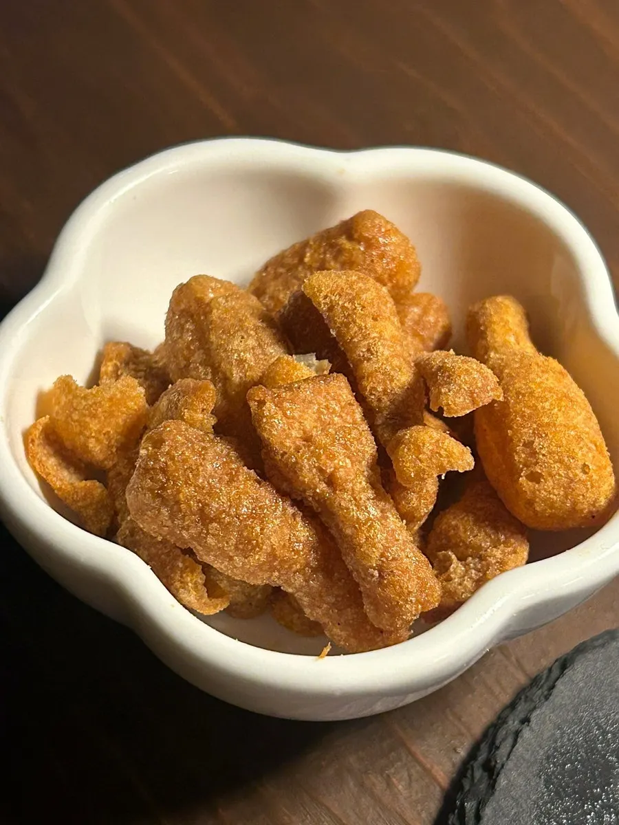 Snack de muslo de pollo servido de cortesía