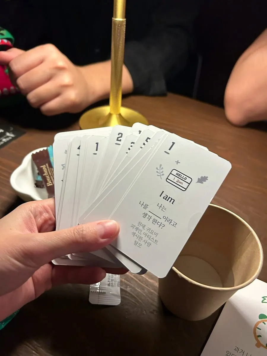 Juegos de cartas preparados sobre la mesa