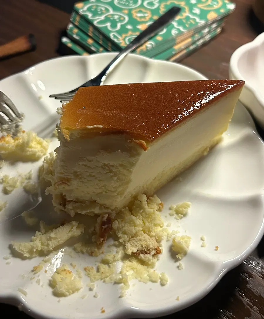 Un trozo de la suave tarta de queso