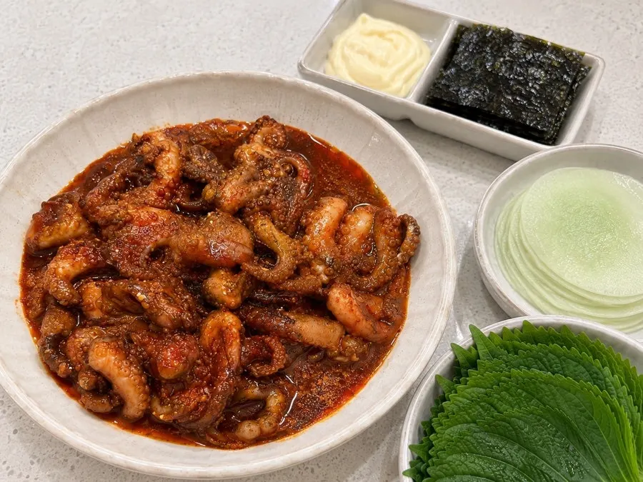 A full spread of spicy jjukkumi at Yajju Yajju Maekom Jjukkumi Main Branch