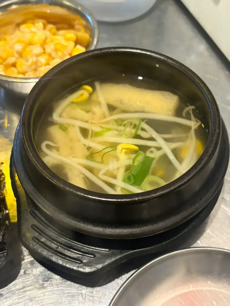 깻잎, 날치알, 마요네즈소스 등 기본찬