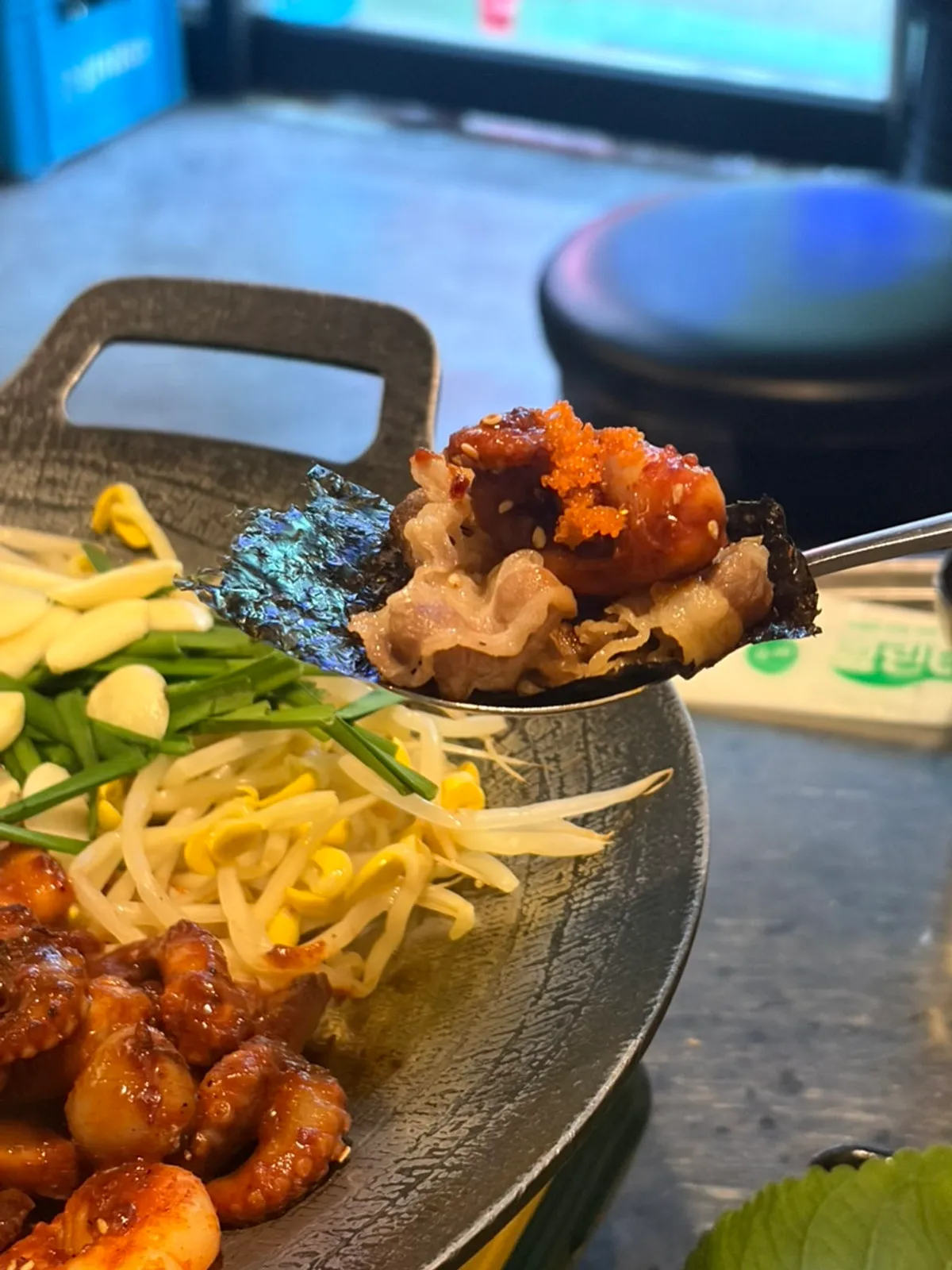 젓가락으로 집어 올린 쭈꾸미 한 점
