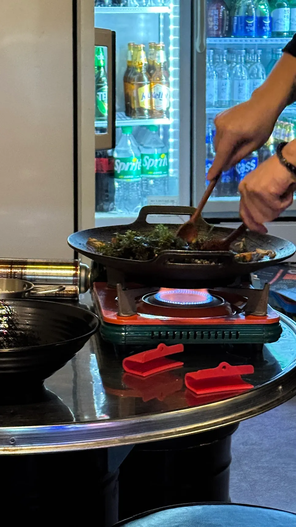 토치로 치즈를 녹이는 직화 치즈볶음밥