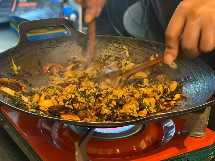노릇하게 그을린 직화 치즈볶음밥