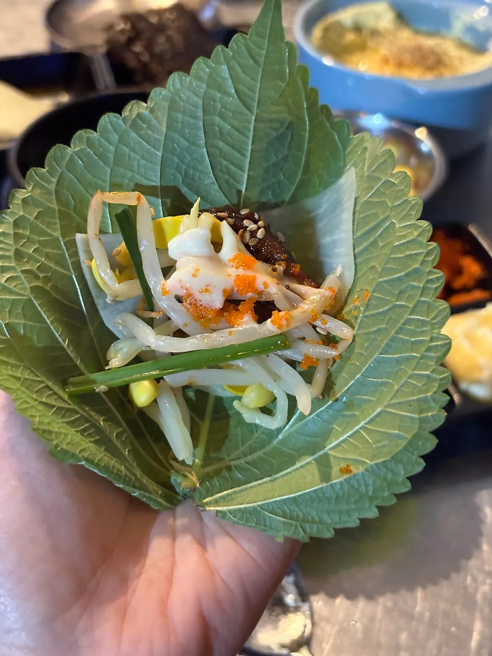 무쌈에 올린 쭈꾸미와 콩나물