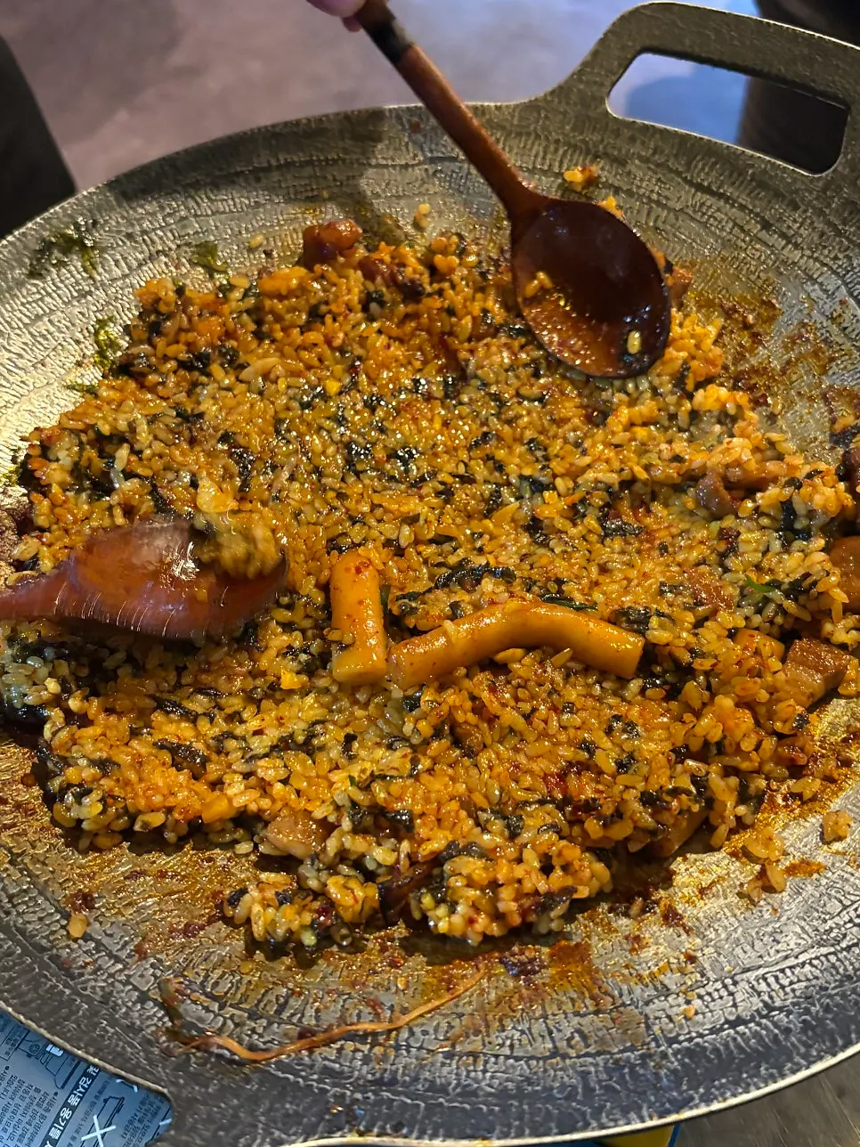 직원이 직접 볶아주는 치즈볶음밥