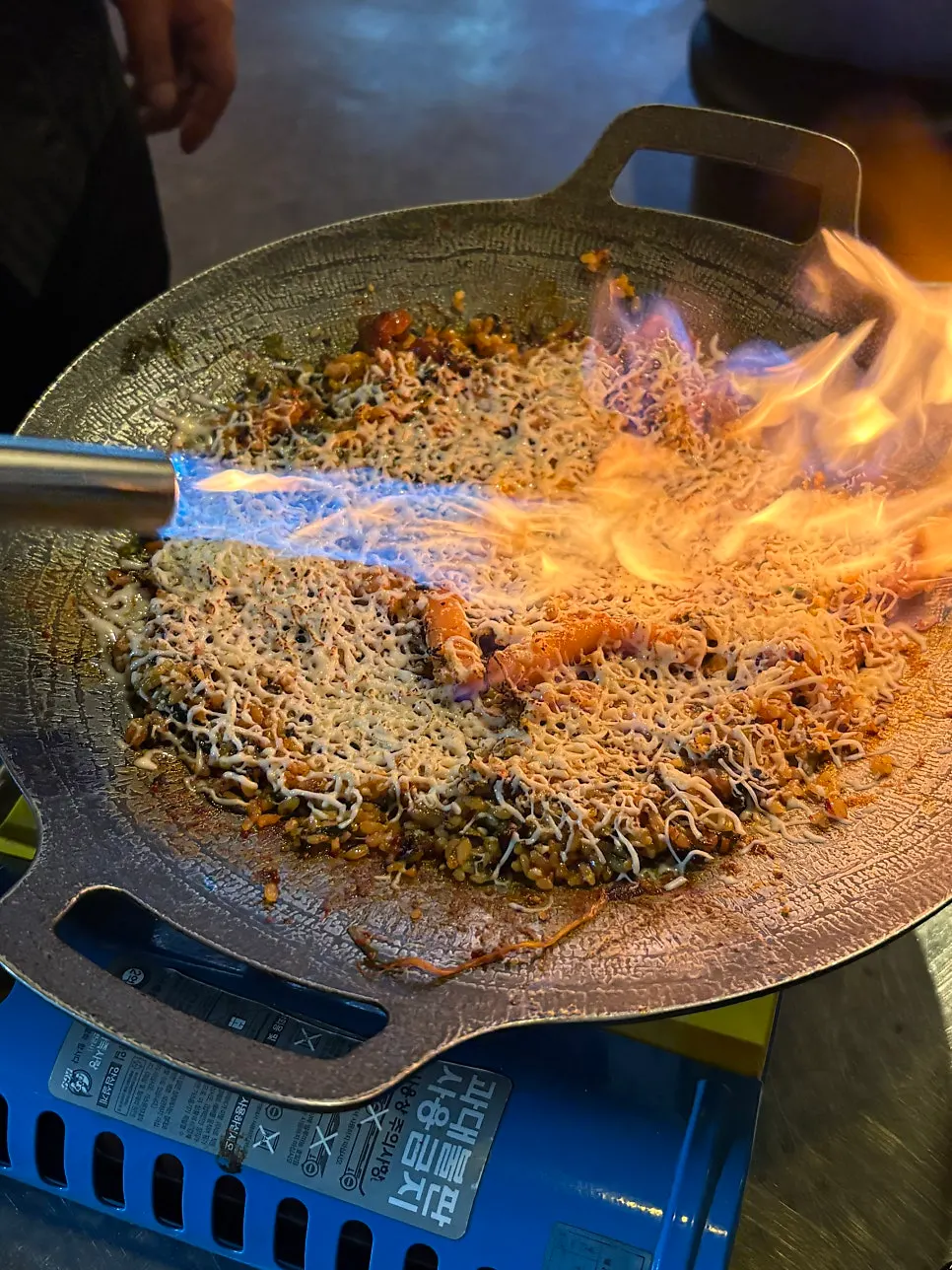 치즈를 뿌려 토치로 구워주는 볶음밥