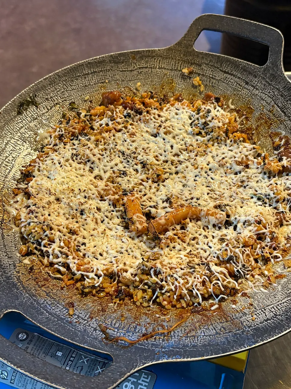 완성된 야쭈야쭈 눈꽃치즈볶음밥