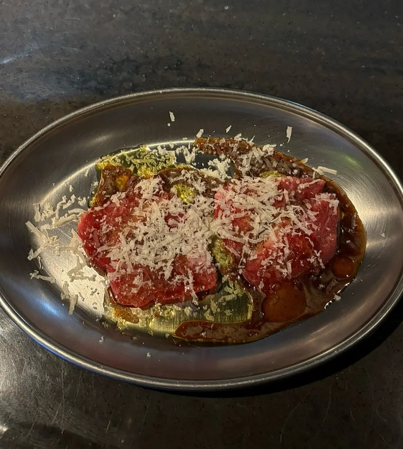 치맛살 육사시미와 트러플오일 소스