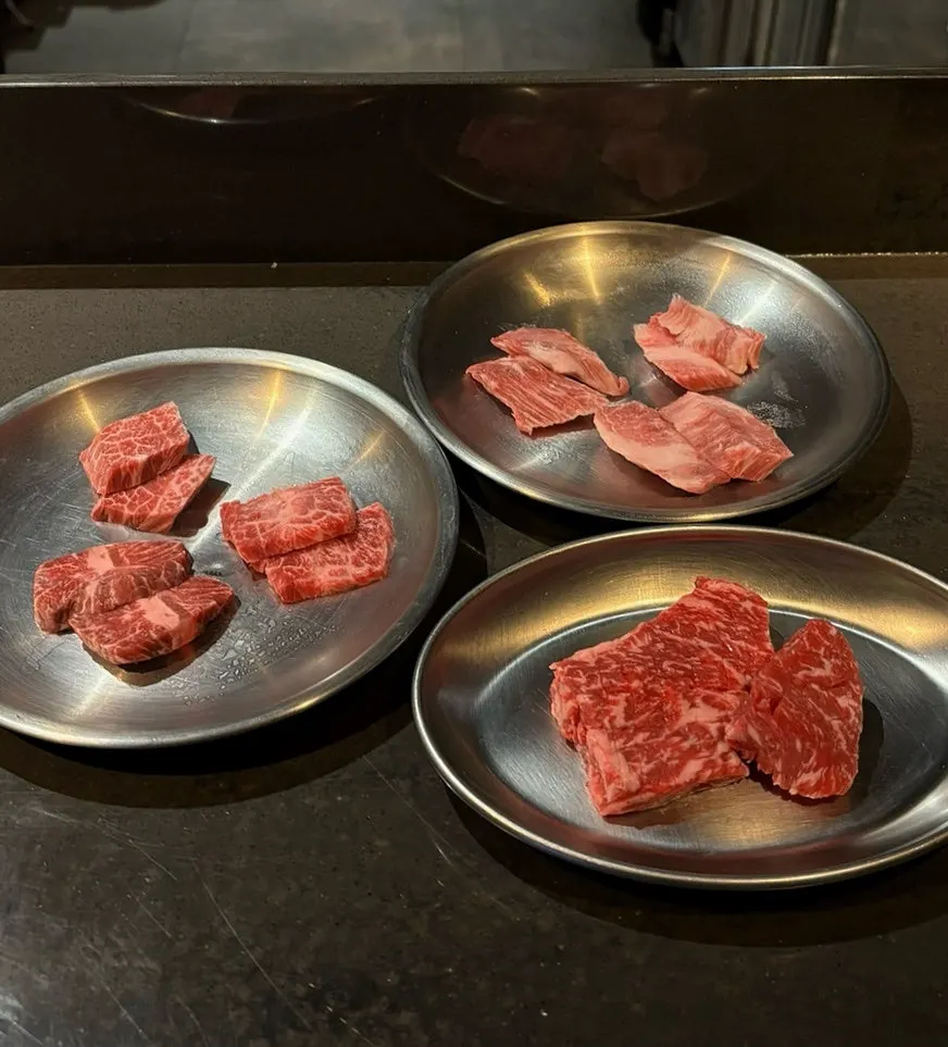 치즈를 올린 육사시미 한 점