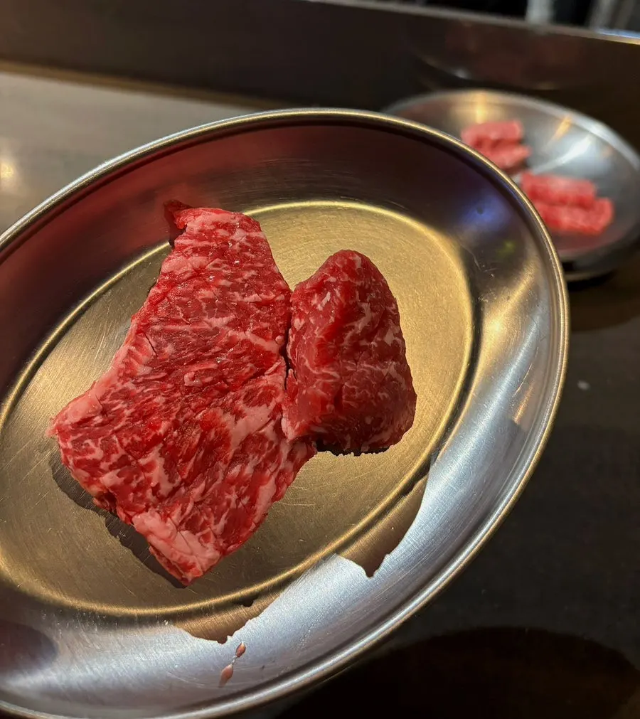 상에 올려진 우설과 한우모둠 접시