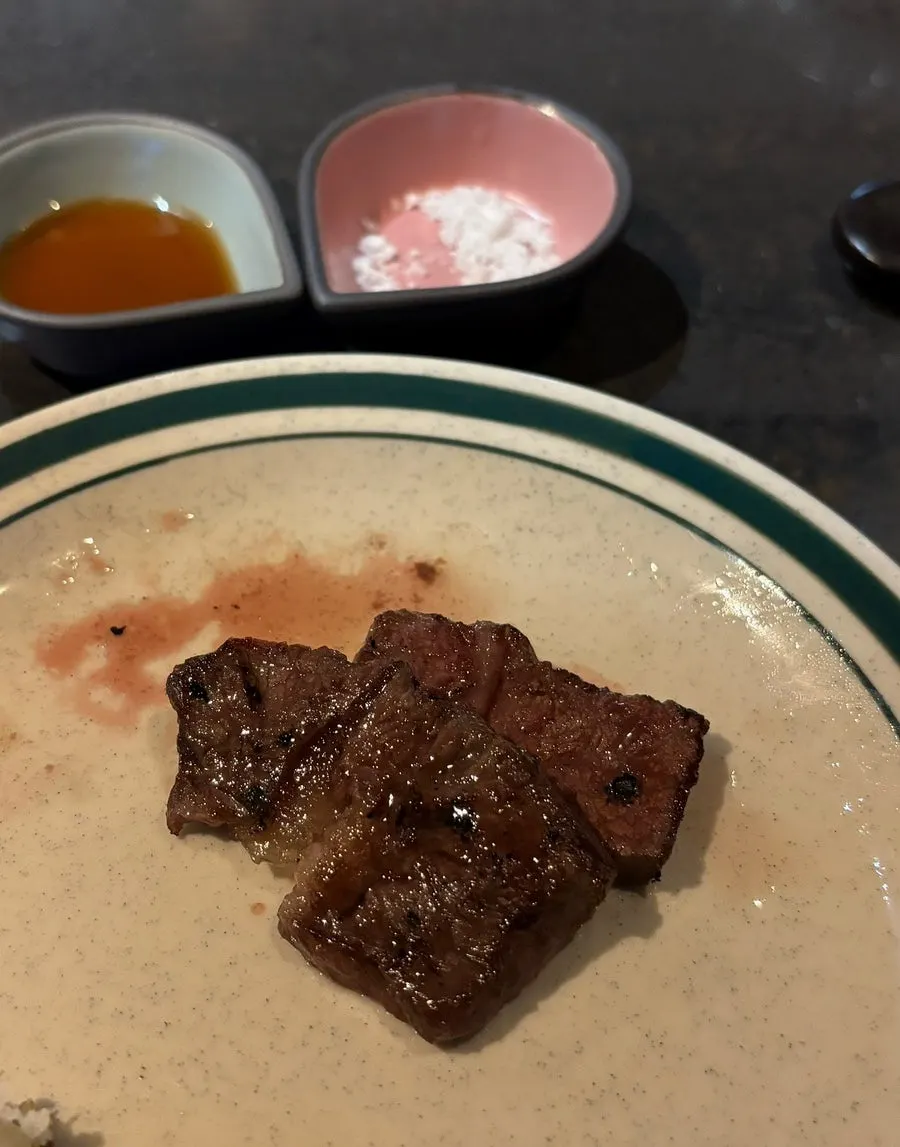 접시에 담아준 부채살 한 점