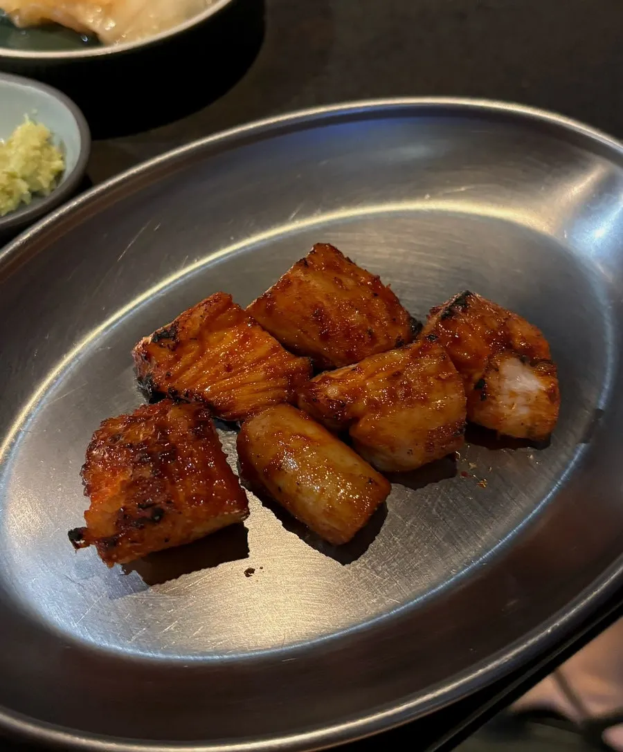 기름기 많은 업진살 구이