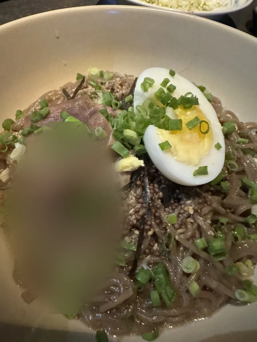 마무리 식사로 주문한 들기름막국수