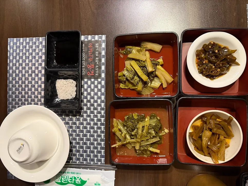 Table set with Yakiniku Pungyeong's signature dishes