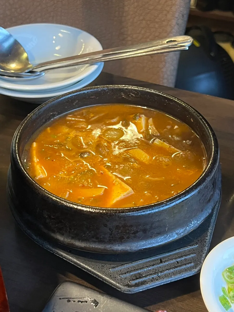고기와 함께 주문한 된장찌개와 공기밥