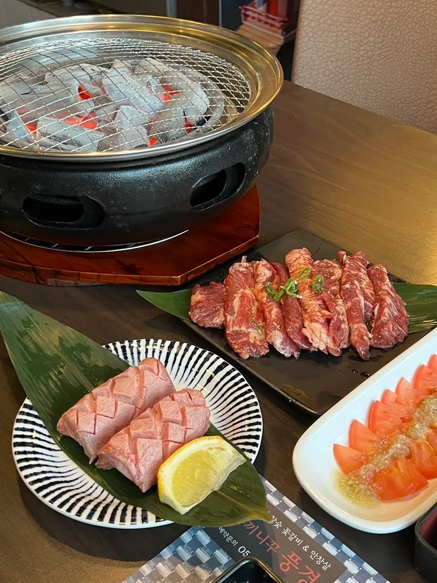 숯불에 구워지는 소고기 클로즈업