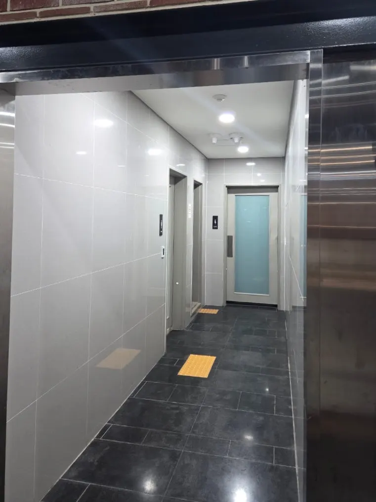 매장 오른쪽에 있는 화장실 안내