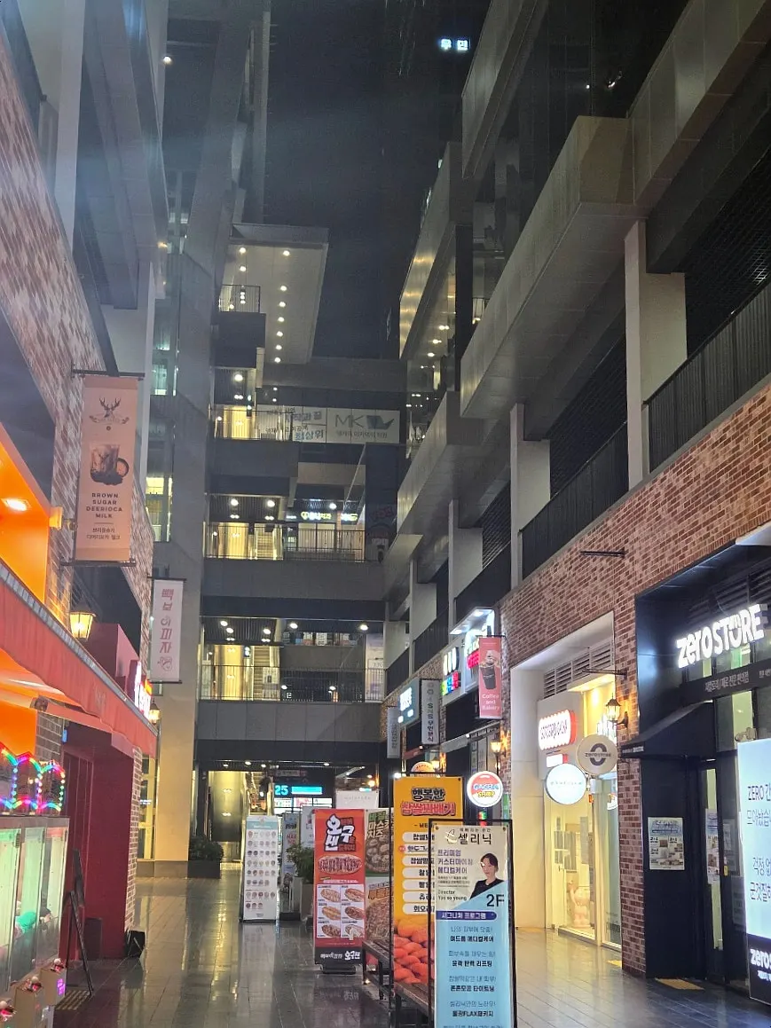 야키토리 공 테이블에 차려진 안주와 맥주