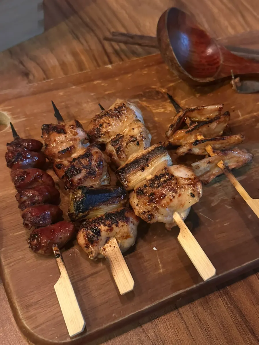 부위별로 하나씩 나온 숯불 닭꼬치