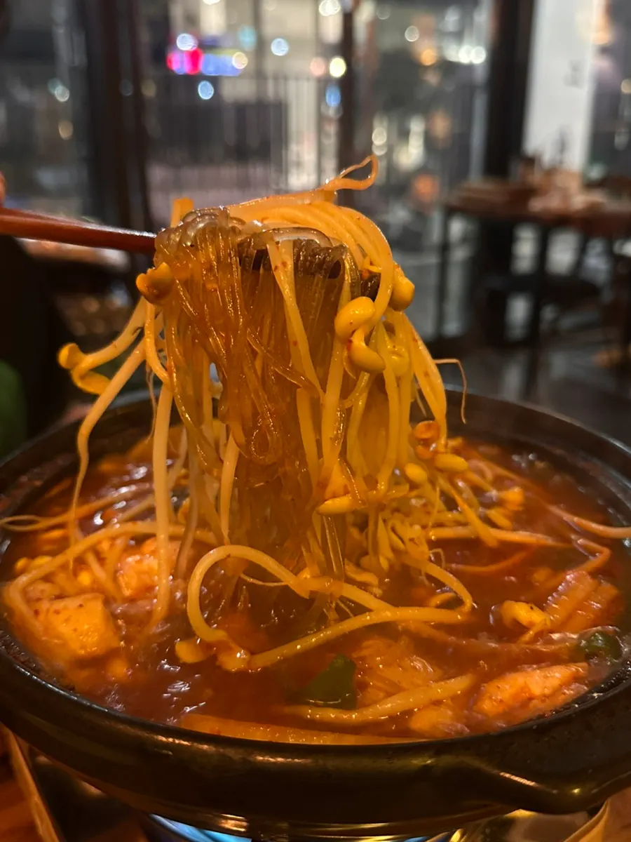 당면 사리를 건져 올린 닭전골