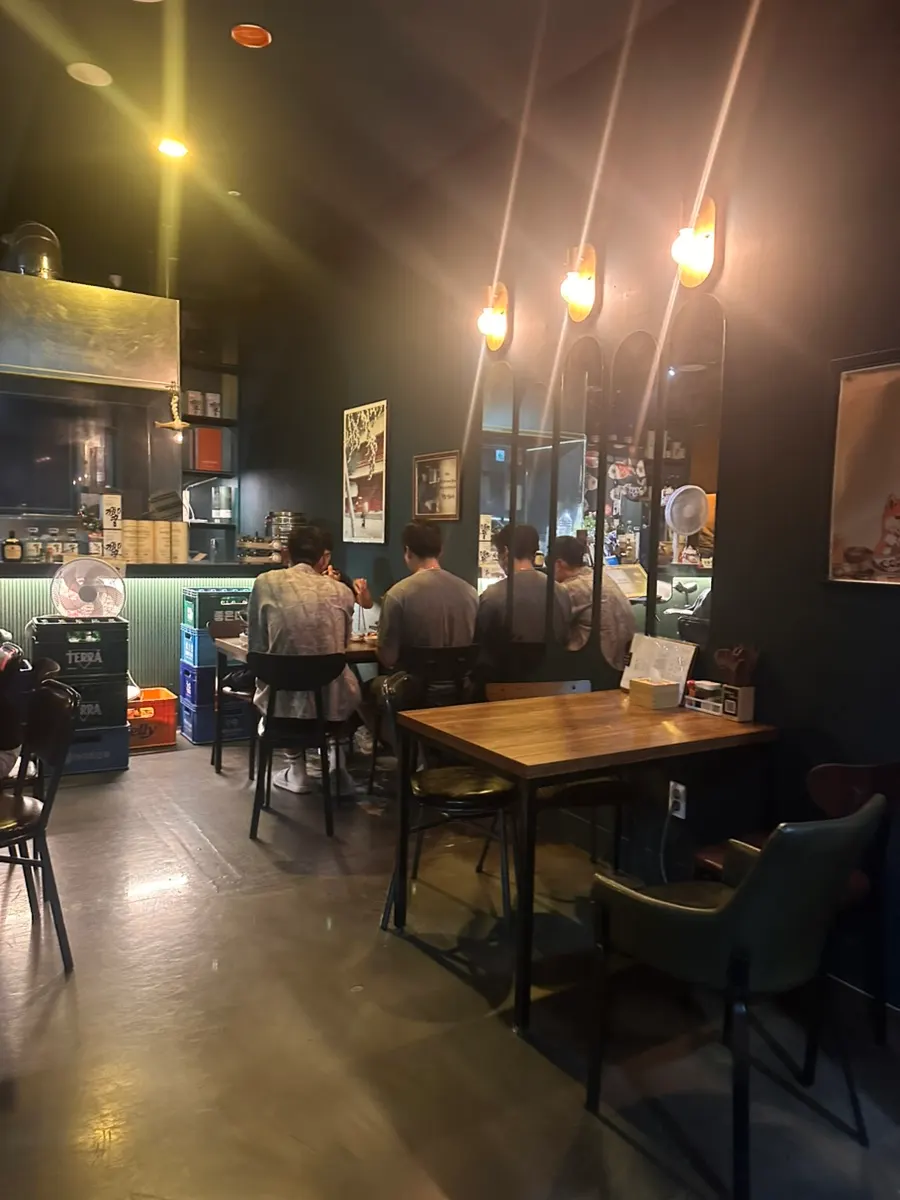 바테이블과 입식 좌석이 있는 매장 내부