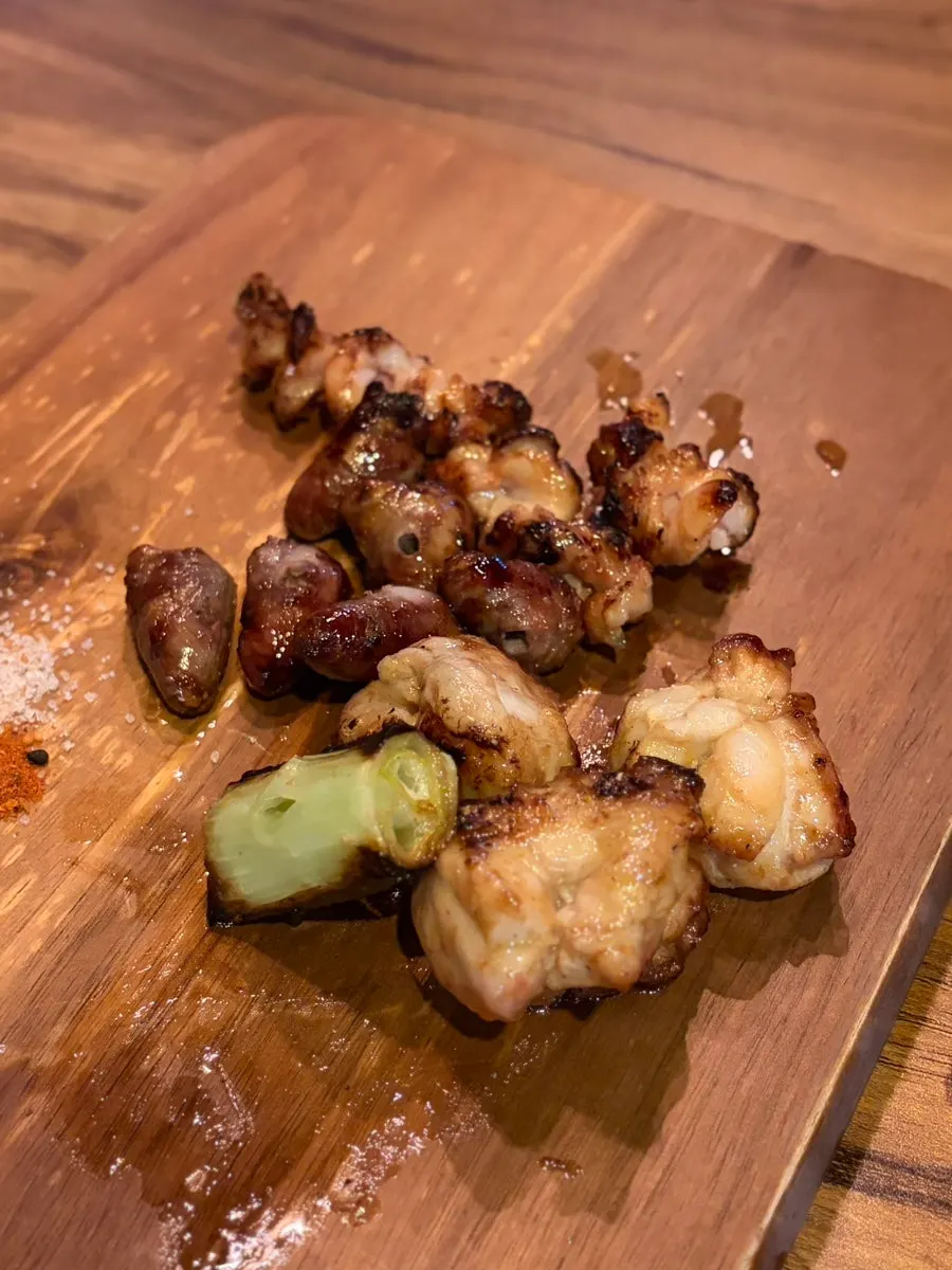 나무 플레이트에 올려진 야키토리 꼬치