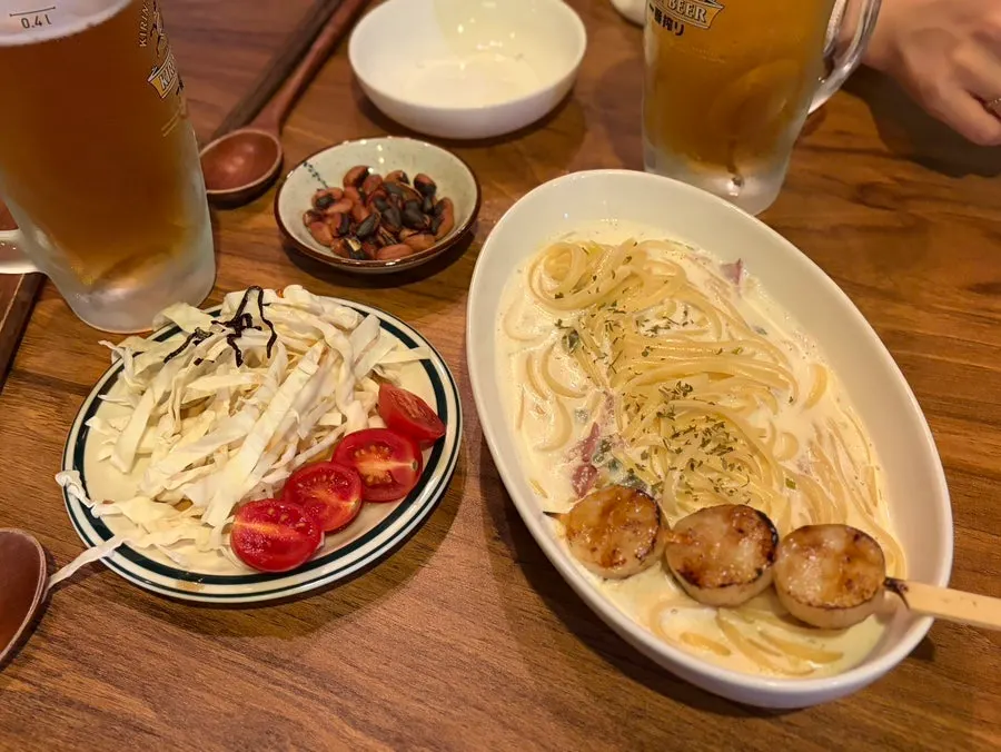 야키토리와 생맥주를 함께 놓은 테이블