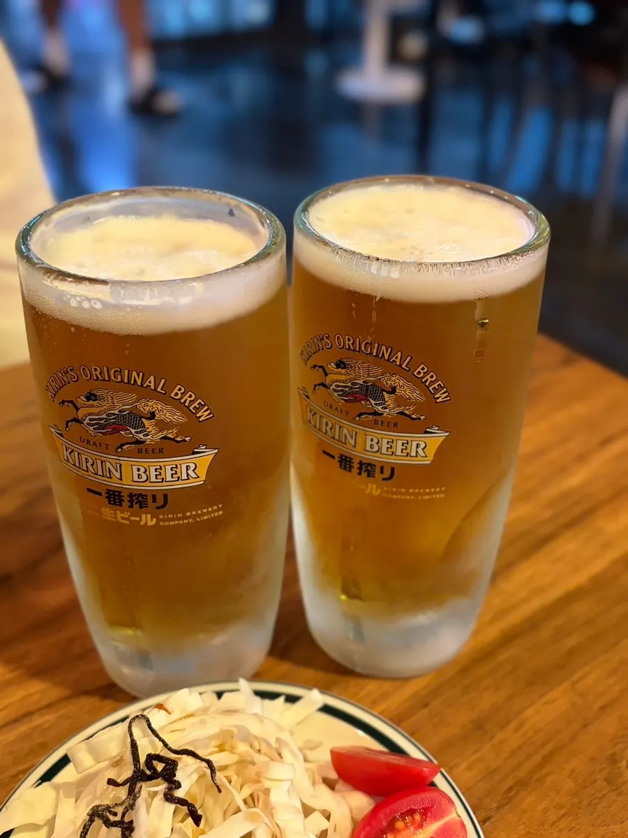 기린 생맥주 잔과 야키토리 꼬치