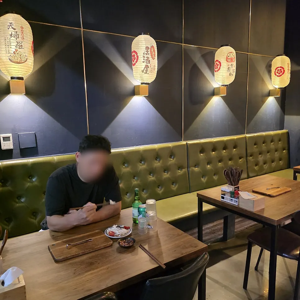 야키토리공 실내 조명과 테이블