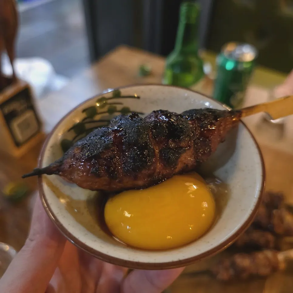겉이 진하게 구워진 츠쿠네 꼬치