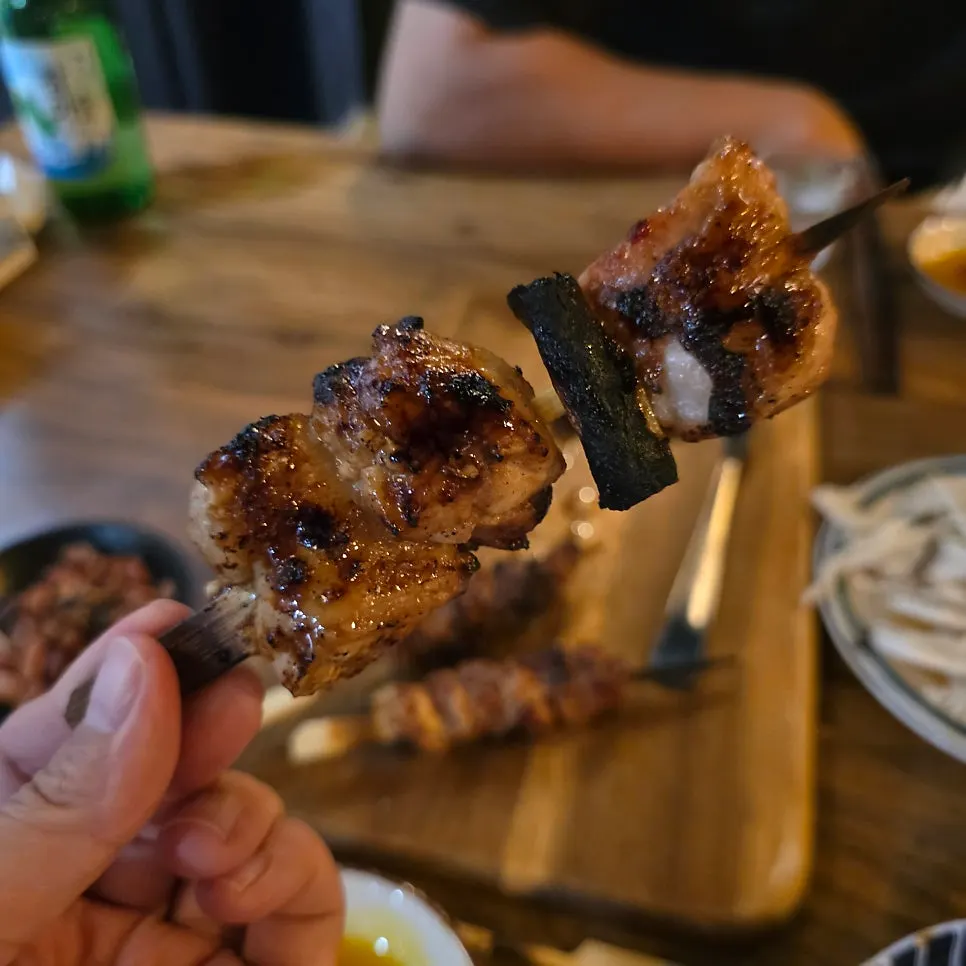 바삭하게 구운 닭껍질 꼬치