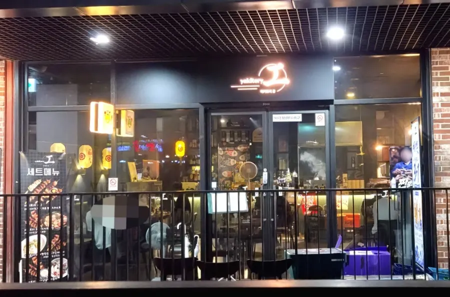 어반브릭스 건물 외관과 입구 모습