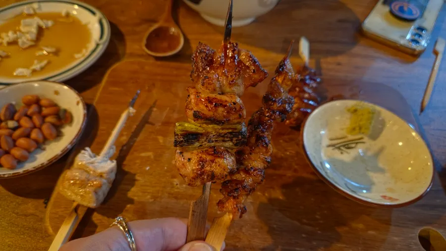 테이블에 놓인 꼬치 구이 상차림