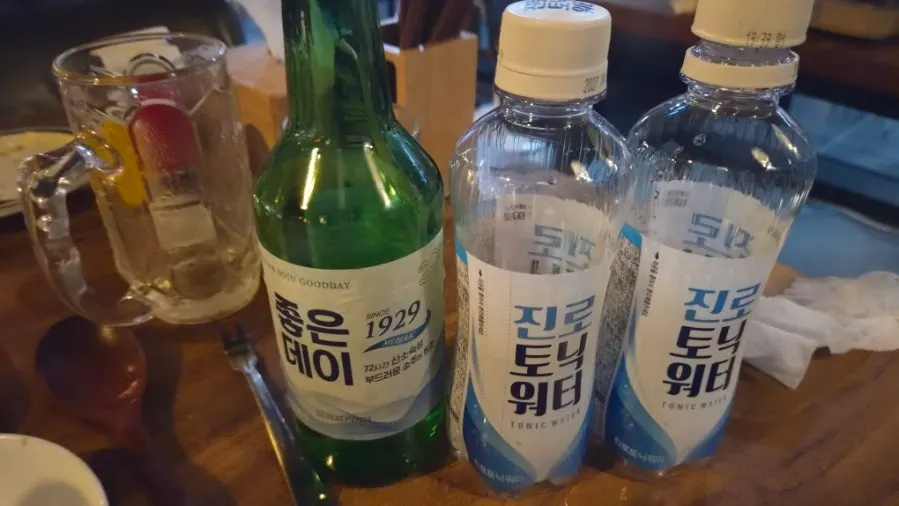 혼자 마신 술 병과 잔