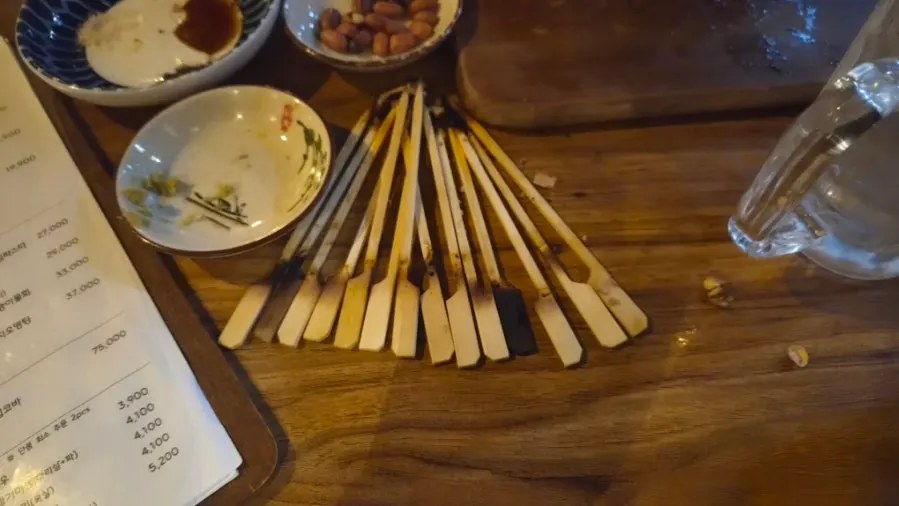 꼬치와 술이 놓인 마무리 테이블