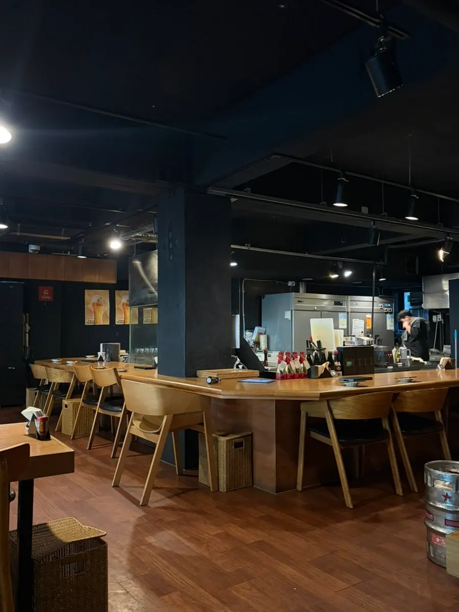 Interior atmosphere of Yakitori Shomong