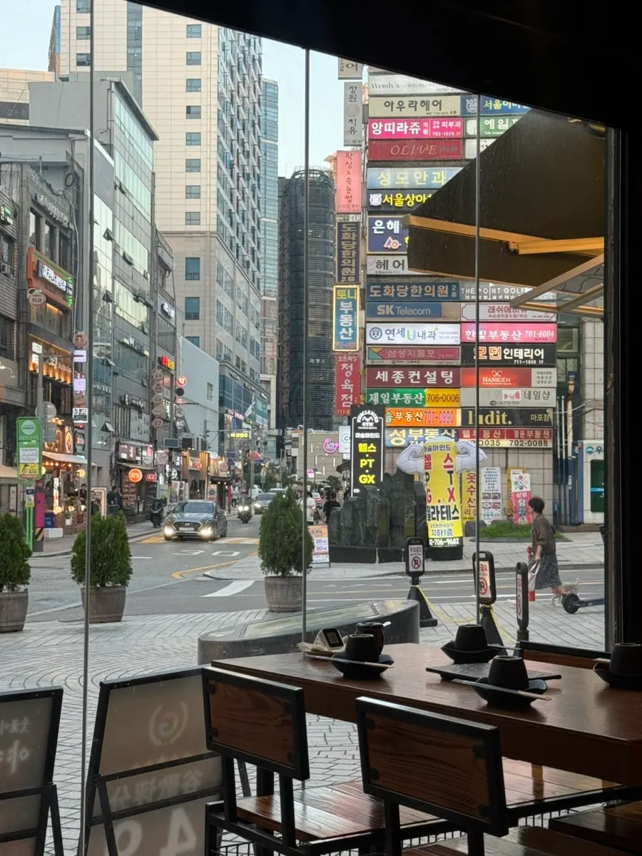 Interior of the bar table at Yakitori Shomong Mapo Station Branch