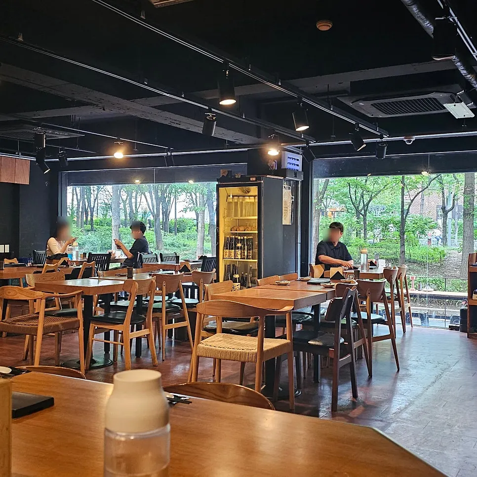 Interior atmosphere of Yakitori Shomong
