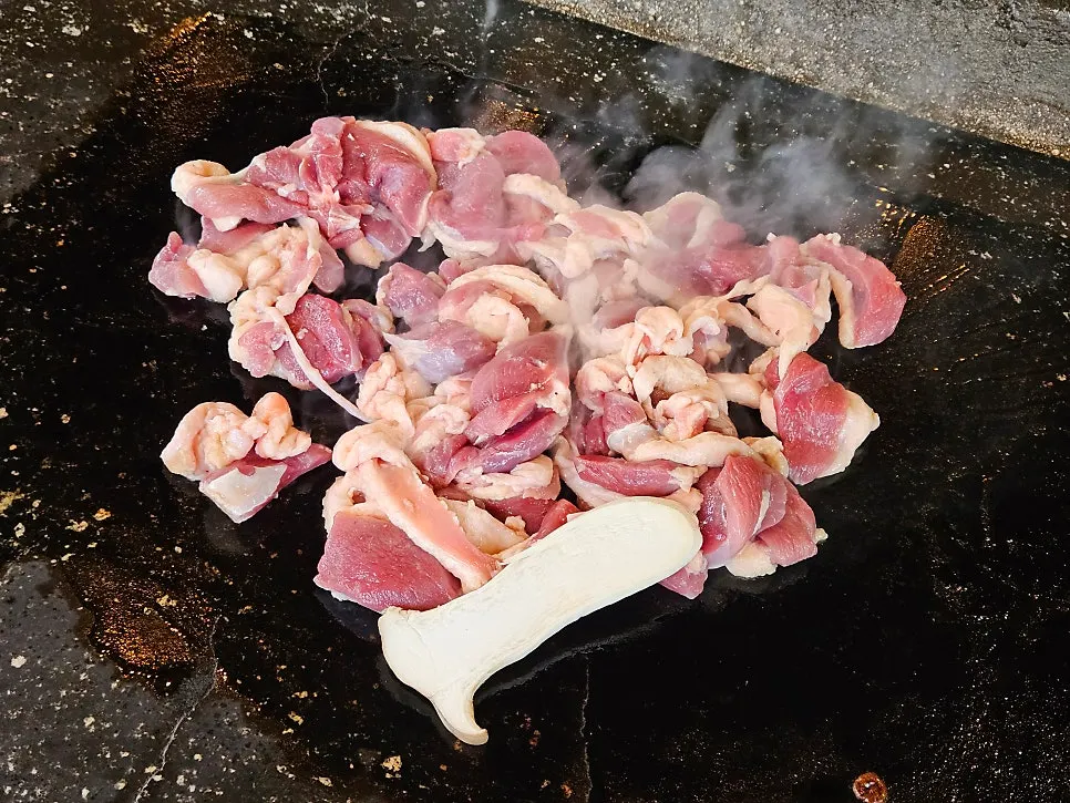 약샘골가든 야외 테이블 저녁 풍경