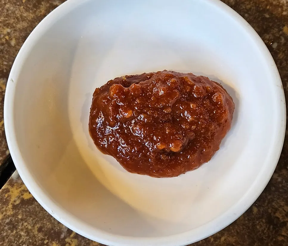 마늘과 쌈장까지 차려진 약샘골가든 한상