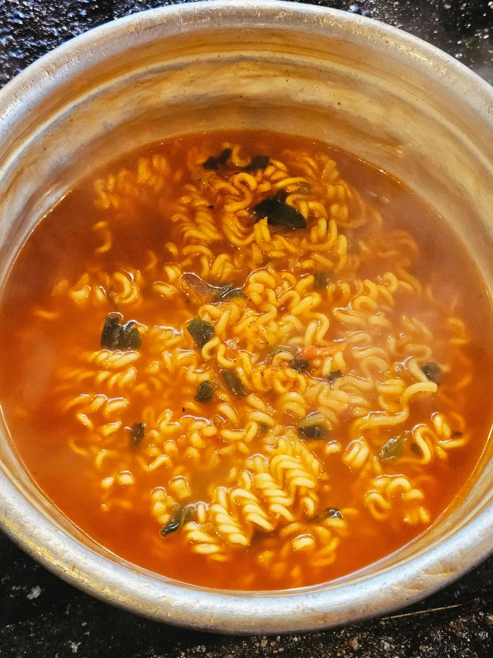 야외 테이블에서 끓인 라면