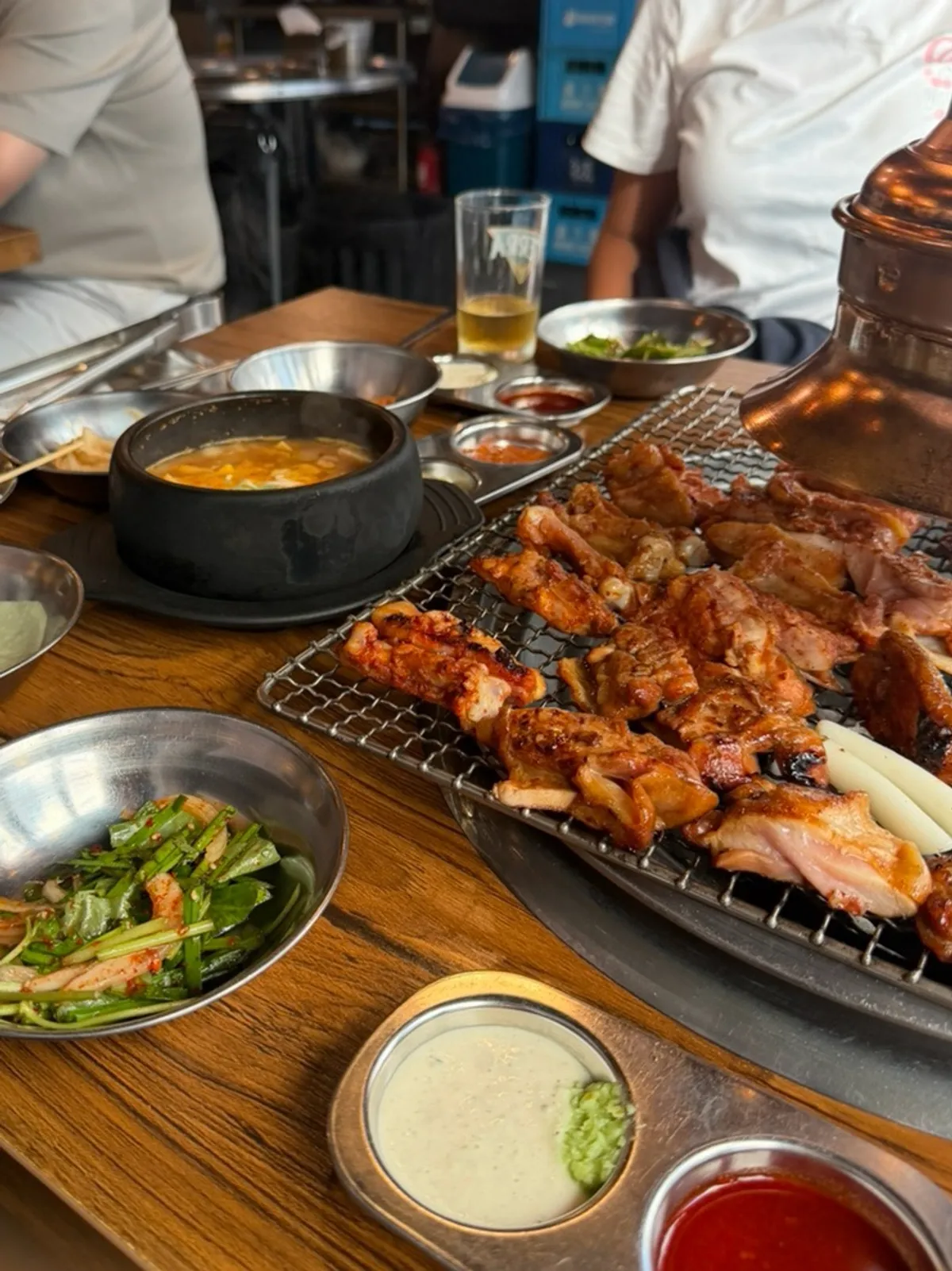 숯불 위에서 익어가는 약수참숯불닭갈비
