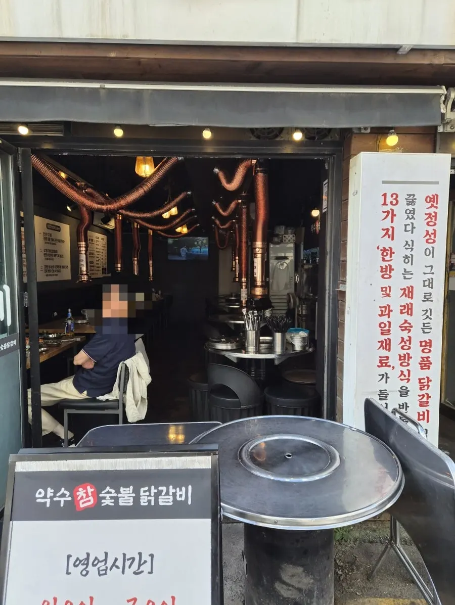 오후 3시 매장 내부 테이블